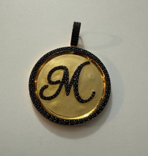 Colgante círculo Moissanita negra corte redondo de 1,50 quilates letra M chapado en oro amarillo de 14 k - Imagen 4 de 6