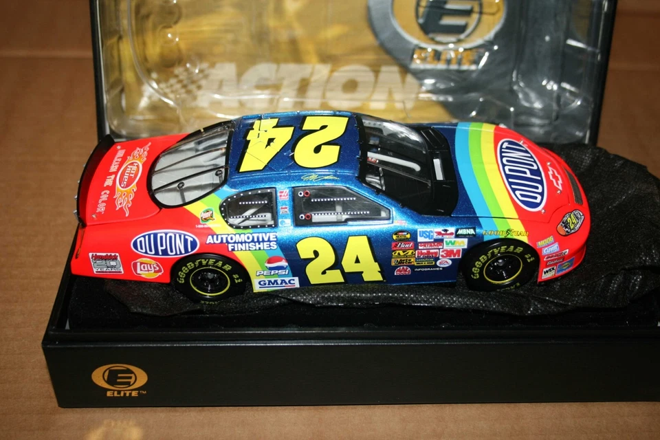 1/24 ELITE CHEVROLET MONTE CARLO JEFF GORDON 2004 RETRO RAINBOW NASCAR ACTION - Immagine 3 di 4