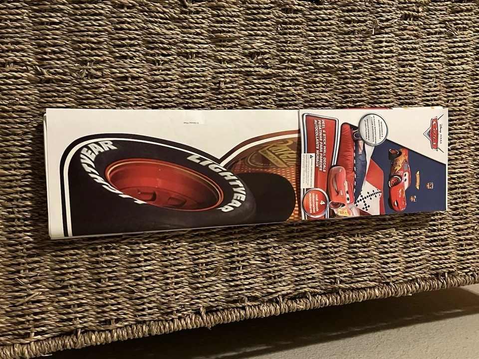 Calcomanías de pared y señales de tráfico metálicas de Disney Cars Foto 4 de 4