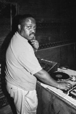 American DJ record producer Frankie Knuckles behind the turntables - Old Photo 1