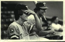 1979 Press Photo Texas Rangers baseball player Gary Holle laughs with teammate