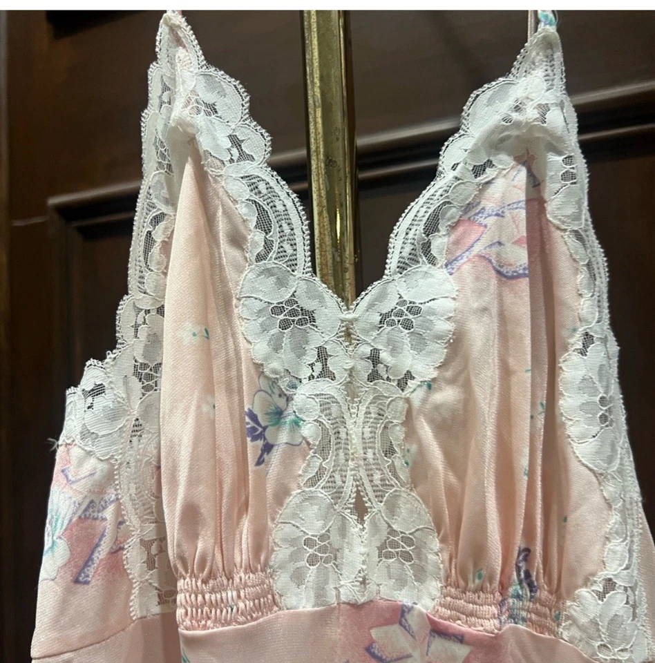 Camisón largo vintage con correa de espagueti Cheoette rosa con estampado floral de encaje Foto 3 de 4