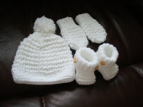 hand knitted baby hat, booties and mittens 0 - 3 months - Picture 1 of 4