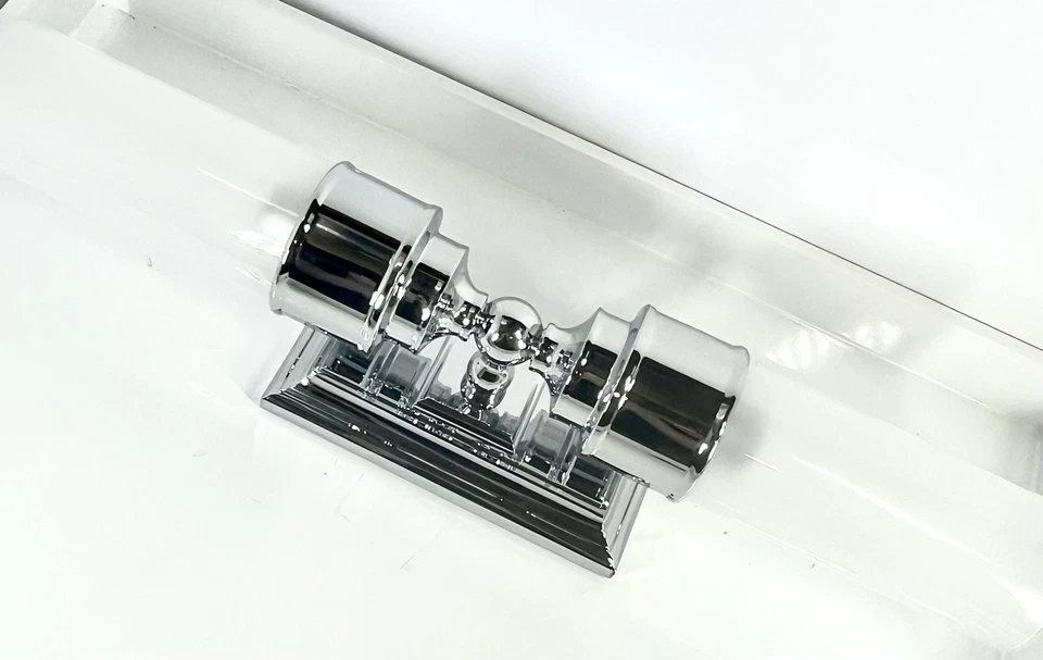 Aplique de pared Pottery Barn Sussex doble tubo cromado con pantalla de vidrio regular $229 Foto 3 de 4