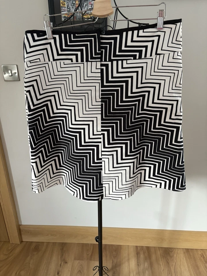 Etam Women’s Vintage Black And White Skirt In Size 14, Length 22 Inches - Image 3 of 4