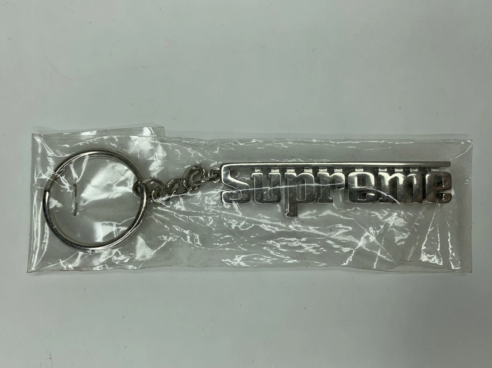 Porte clés Supreme Grand Prix argent FW16 accessoires boîte samouraï logo relief rouge 