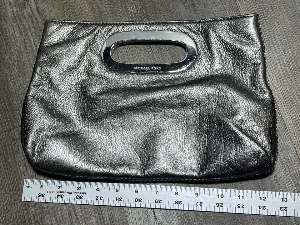 Bolso sin asas Berkley MK Michael Kors plateado metálico de lujo cierre magnético Foto 3 de 4