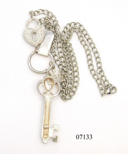 27" GUESS Gold-T Rhinestone Heart & Key/Crown/Enamel Logo Pendant Chain Necklace - Picture 3 of 3