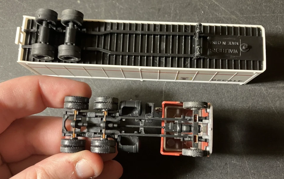 1:87-Scale HO Freightliner CabOver Semi Truck Tractor & U.S. Mail USPS Trailer - Image 3 of 4