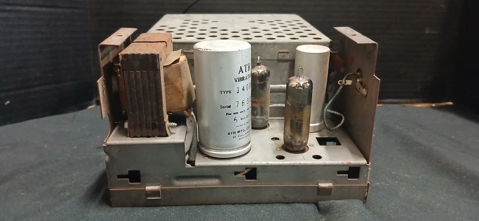 Radio AM para automóvil Ford Fairlane 1955 de colección con bisel de placa frontal redonda Foto 3 de 3