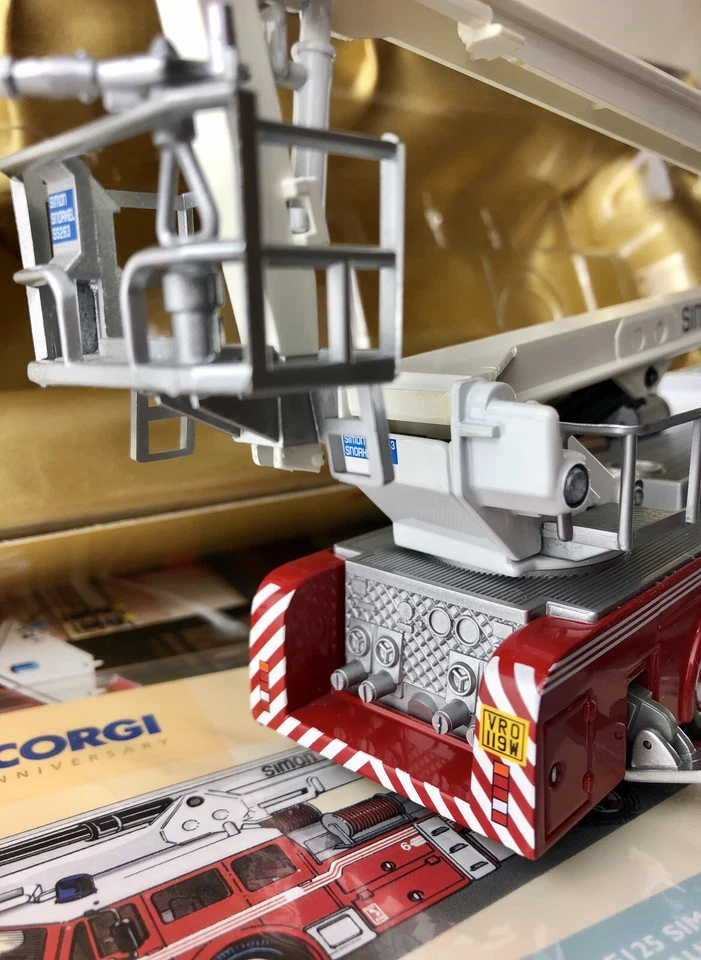 DENNIS F125 SIMON SNORKEL SS263 FIRE RESCUE CORGI ANI3009 1:50 RARE VINTAGE - Image 4 of 4