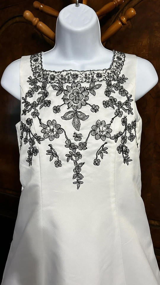 Vestido de novia blanco Tiffany Designs vestido de baile 16 cuentas negras bordado plateado Foto 4 de 4