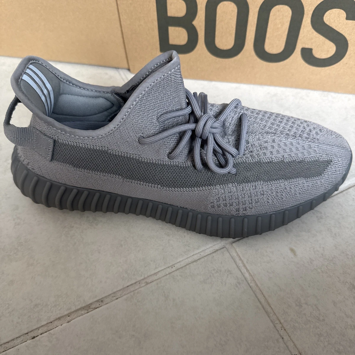 Preços baixos em Yeezy 350 V2 Gray | eBay