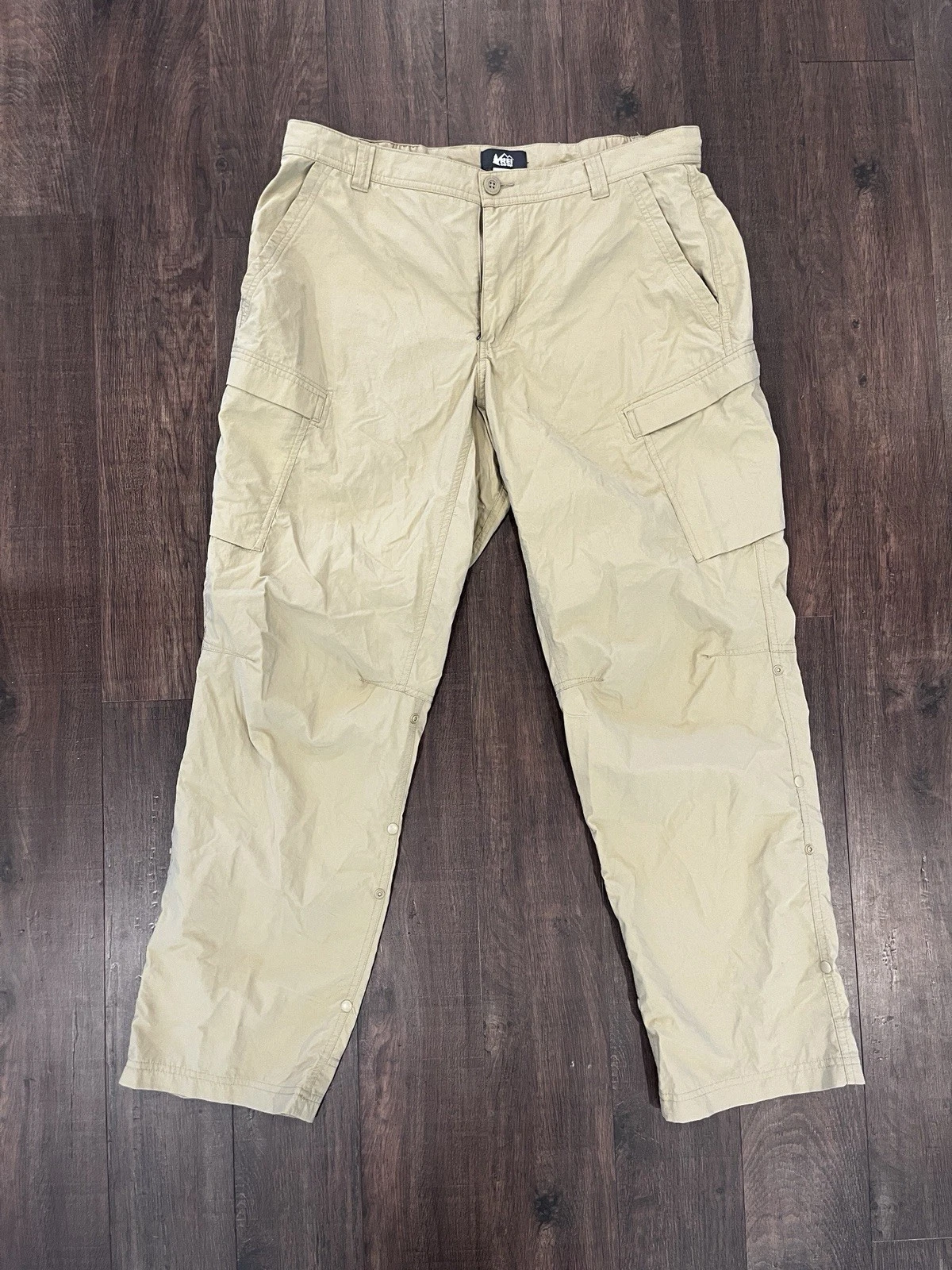REI Co-op Men’s Sahara Pants Hiking 36x30 Beige Relaxed Roll Up Cargo Snap
Opens in a new window or