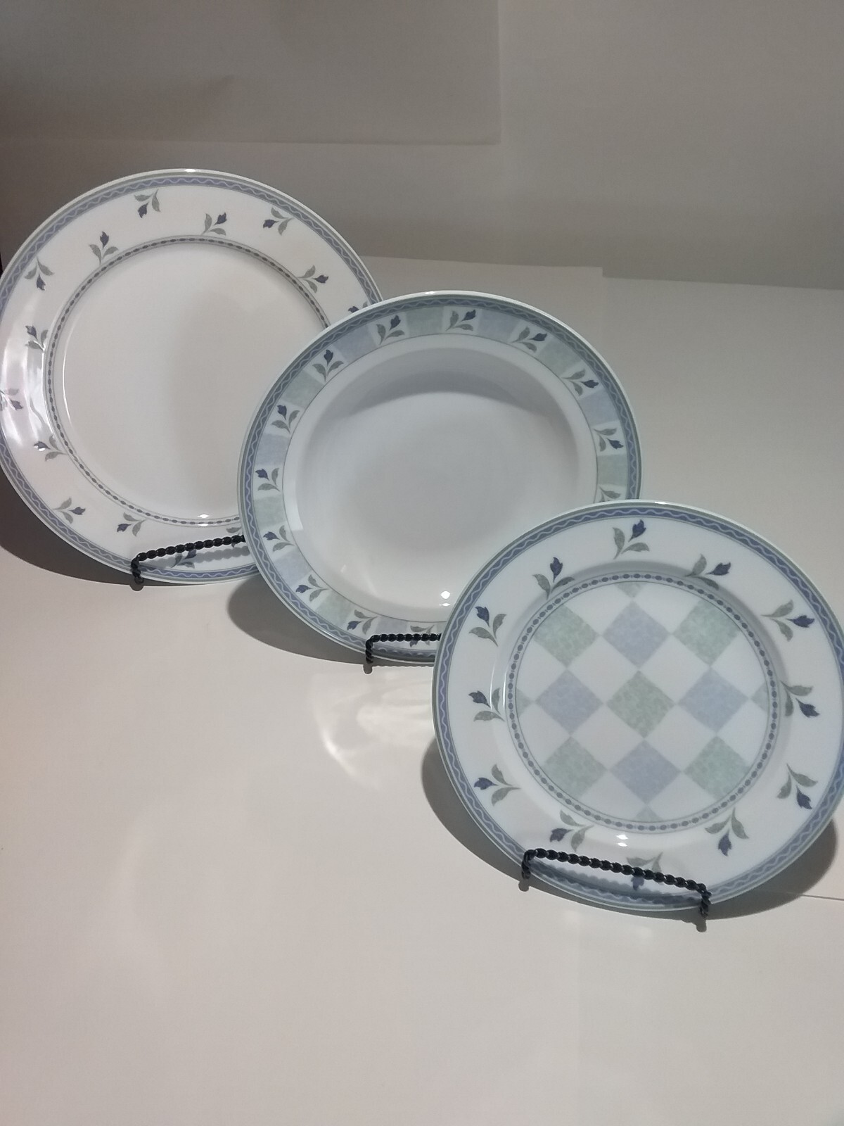 Oneida Table Trends Gaiety Dinnerware 12 set + Cups Green Blue Flowers