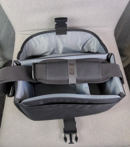 Canon Camera EOS Shoulder Bag with Handle 100ES Nylon Black NWT - Picture 3 of 4