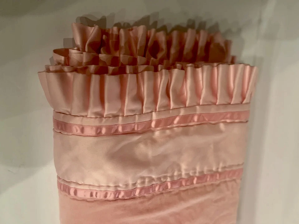 CIRCO ~ TERCIOPELO ROSA, SATÉN, CON VOLANTES, CEÑIDO CON UNA COLCHA ROSA DE CUENTAS, TALLA DOBLE Foto 3 de 4