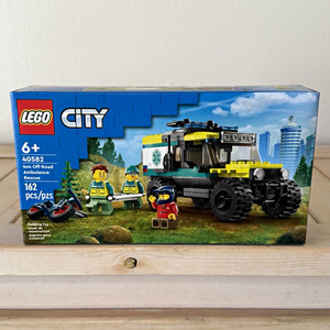 LEGO City 40582 4x4 Off-Road Ambulance Rescue Medical 162 pcs Age 6+