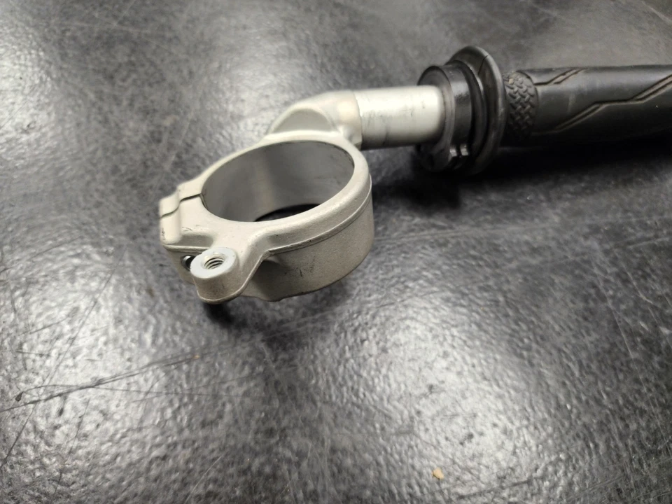 Manillar derecho Yamaha YZF-R1 2009-2014 con clip/con empuñadura OEM 14B-26122-00 Foto 2 de 4