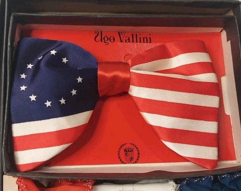 Vintage Ugo Vallini Gravata borboleta e smoking com babados botão Dickie na década de 1970 - Imagem 2 de 3