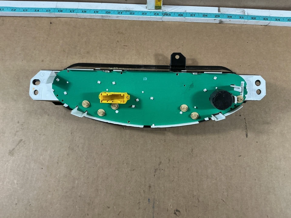 2003-2004 Saturn Ion Speedometer Instrument Cluster - Image 4 of 4