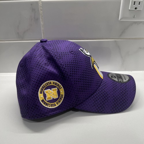 New Era 39THIRTY Minnesota Vikings 2024 Sideline Hat Cap Flex Purple Size M/L - Afbeelding 3 van 6