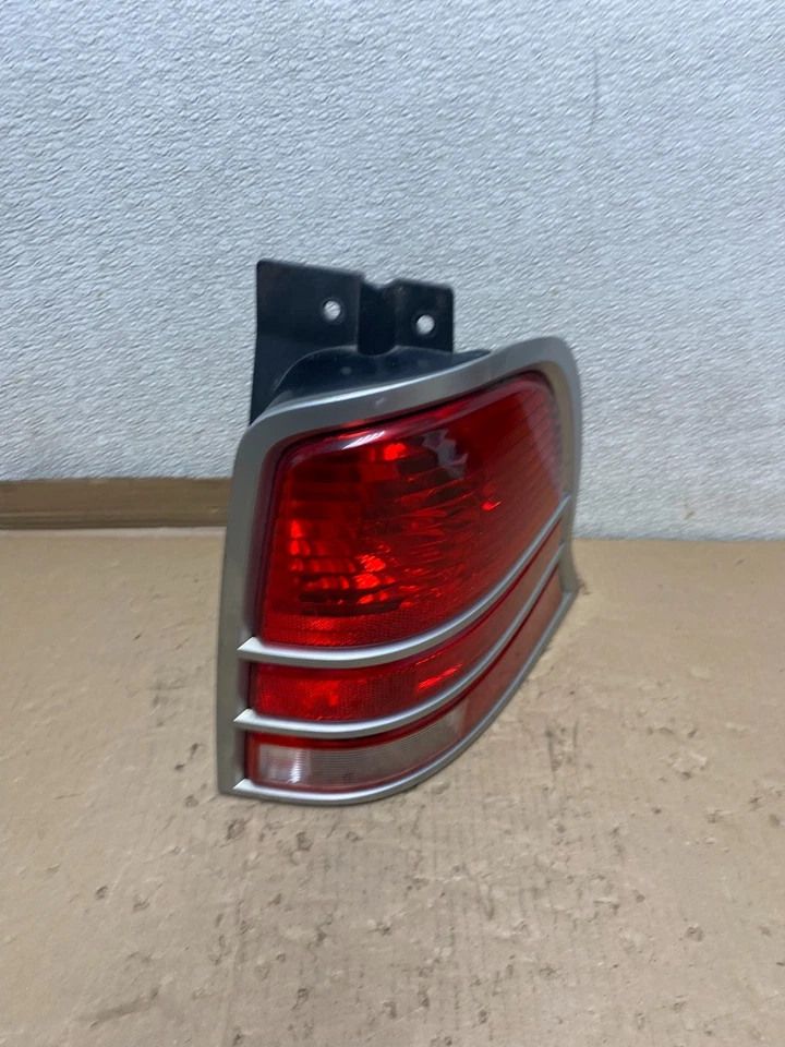 Оригинальный правосторонний задний фонарь для Mercury Monterey 2004–2007 годов выпуска под правую руку U1166 DW - Изображение 3 из 4