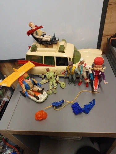 The Real Ghostbusters ECTO-1 Vehicle With Figurine & Ghosts 1984 - Rare Item!