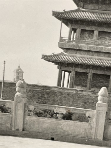 Foto en blanco y negro Pekín China fotografía años 30 EE. UU. Sailor Standing by Temple - Imagen 8 de 13