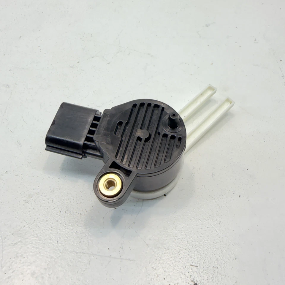 Chevrolet Malibu 2016-2024 pedal de freno luz de freno interruptor sensor de posición OEM Foto 4 de 4