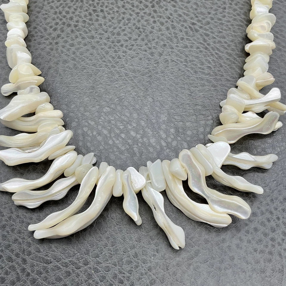 Madreperla Concha Palo Babero Distintivo Collar Blanco Iridiscente Cierre de Gancho Foto 4 de 4