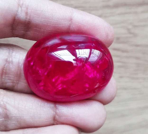 104cts OVAL CABOCHON BLOOD RED RUBY LOOSE GEMSSTONE_31.50x24 mm. - Image 3 of 4