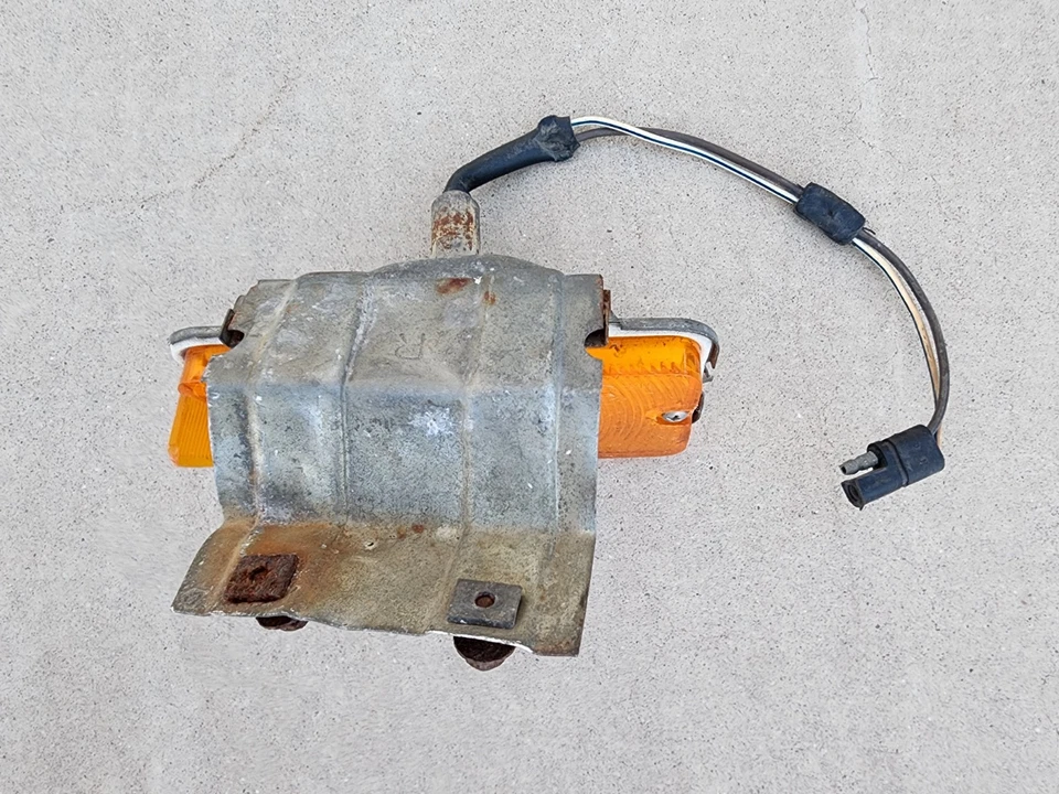 Оригинальный желтый парковочный габаритный фонарь в сборе для Ford Maverick 1970-1972 годов выпуска от оригинального производителя для правшей - Изображение 4 из 4