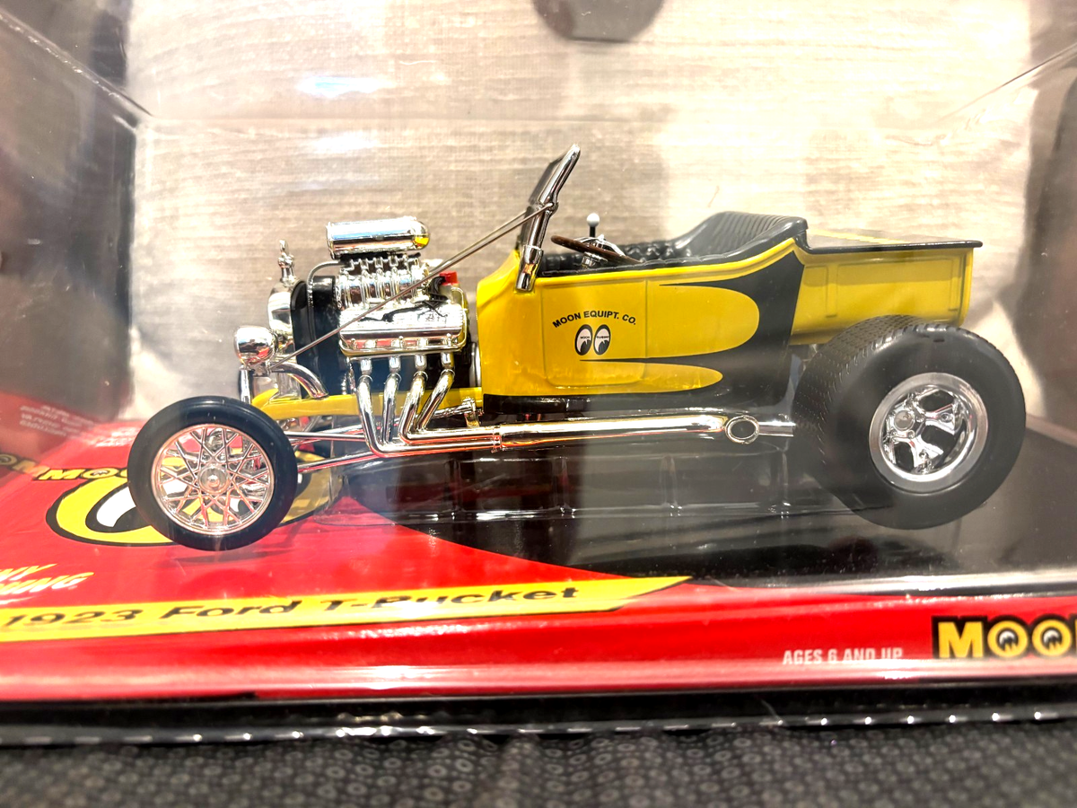 New! Johnny Lightning ~Mooneyes 1923 Ford T Bucket Yellow Blown
