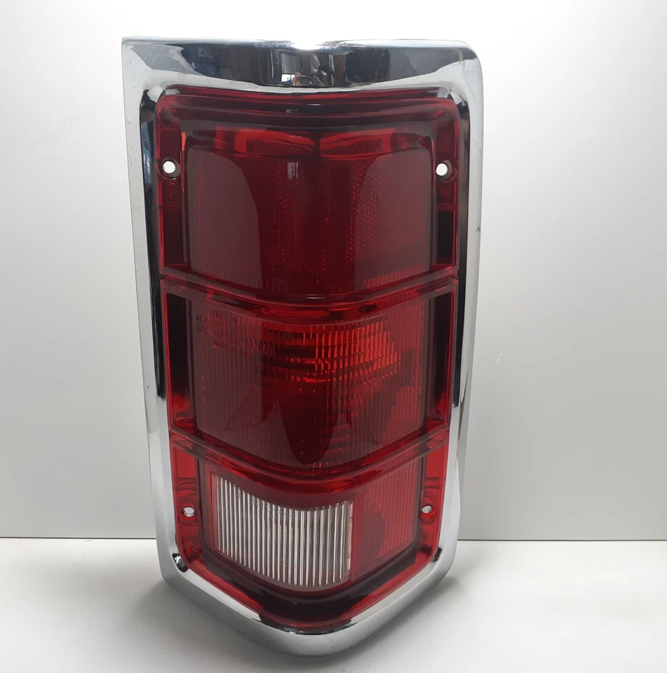 Dodge Ramcharger 1993 camioneta pickup luz trasera derecha conductor TCM 4725 hecha en EE. UU. Foto 2 de 4