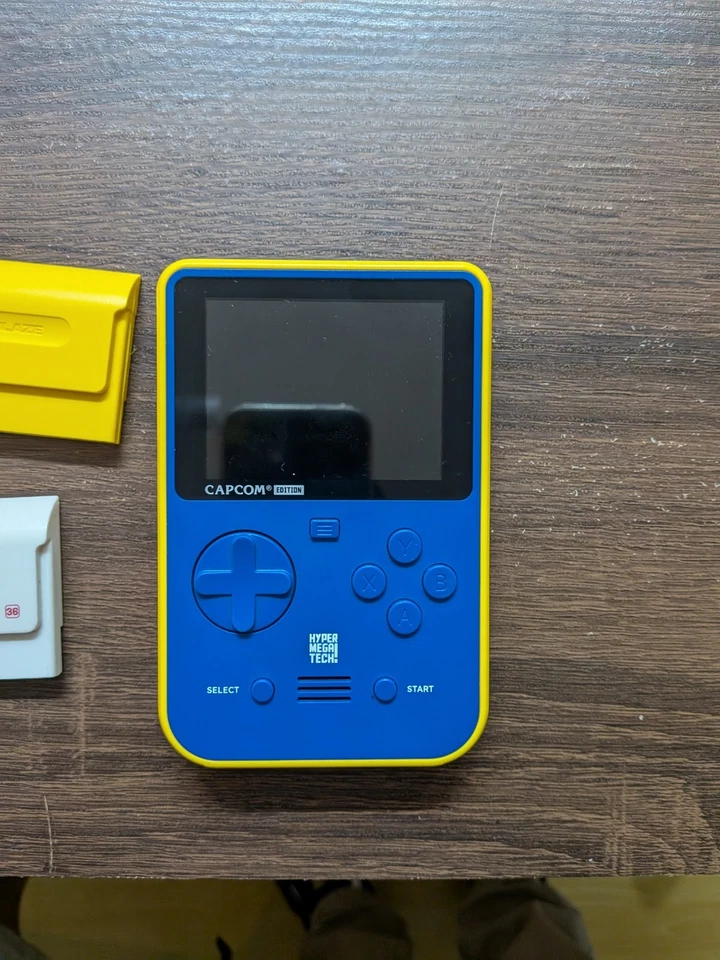 Consola portátil Evercade Capcom Super Pocket con un juego Foto 2 de 4