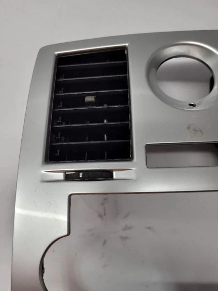 2005 2006 2007 CHRYSLER 300 RADIO VENT BEZEL - Image 2 of 4