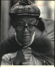 1980 Press Photo A wandering tramp clutches his goods in Tokyo - mjx90953