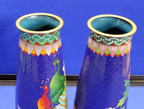 PAR DE JARRONES ANTIGUOS CHINOS DE COBRE ESMALTE CLOISONNE FENGSHUI "FLORES DE PAVO REAL" - Imagen 7 de 20