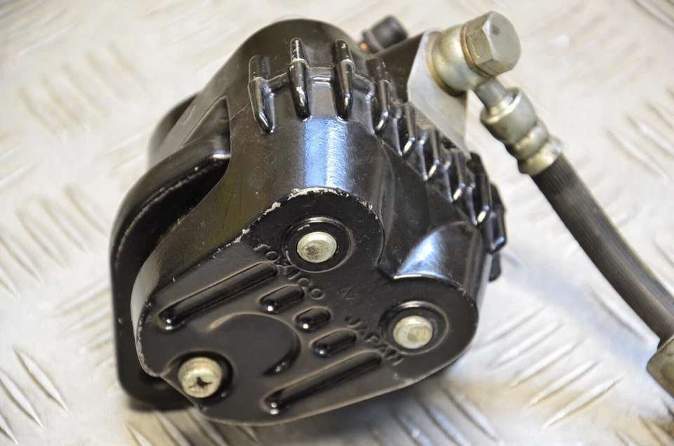 PINZA DE FRENO ORIGINAL Suzuki GT 380 COD.6208 PINZA DE FRENO TRASERO ORIGINAL - Imagen 2 de 4