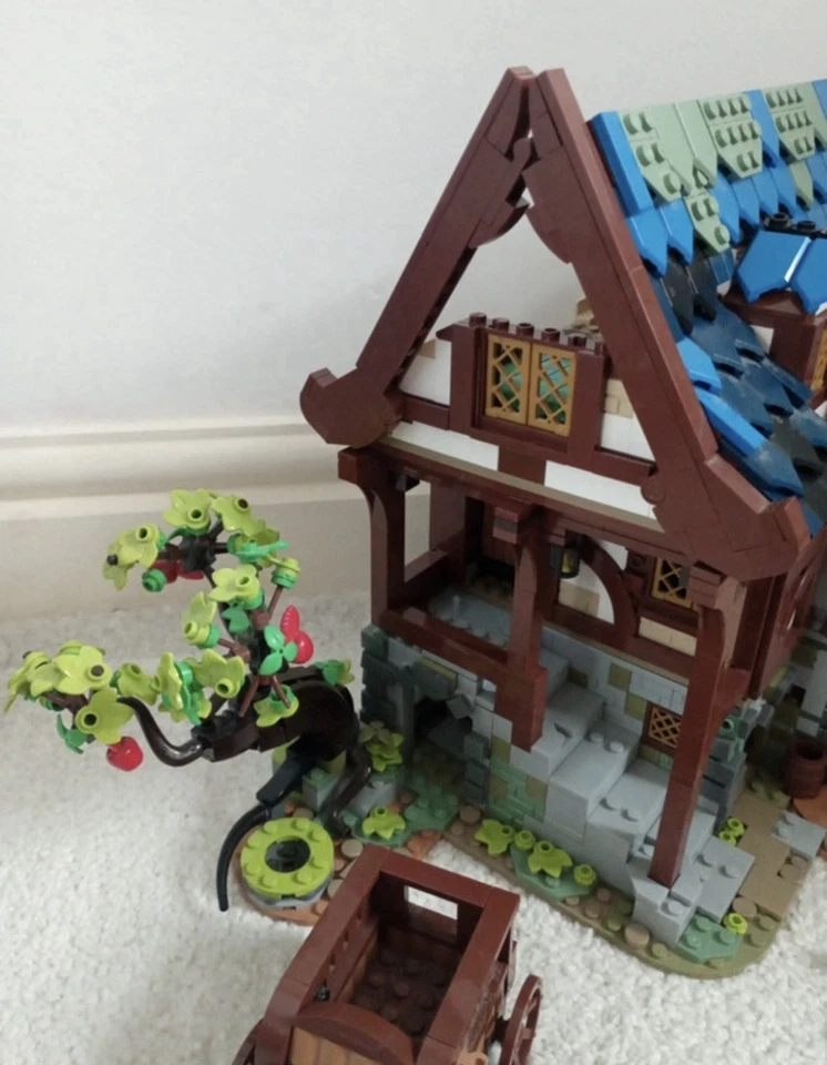 LEGO Ideas 21325 Medieval Blacksmith, photo 3 of 4