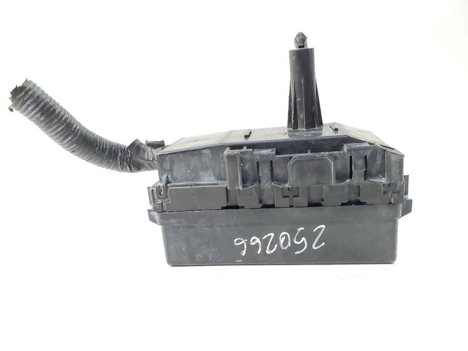 Nissan Titan XD 2017 OEM motor secundario caja de fusibles  Foto 3 de 4