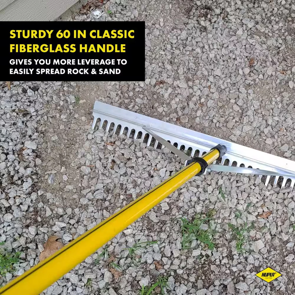 Rastrillo de paisaje de alta resistencia con 60 pulgadas Mango clásico de fibra de vidrio Foto 2 de 4