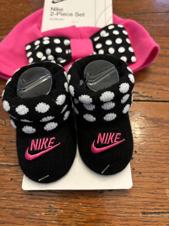 *NUEVO CON ETIQUETAS* NIKE Hot Rosa/Negro Conjunto de 2 Piezas Sombrero/Calcetín Botines - Talla 0-6m Foto 2 de 4