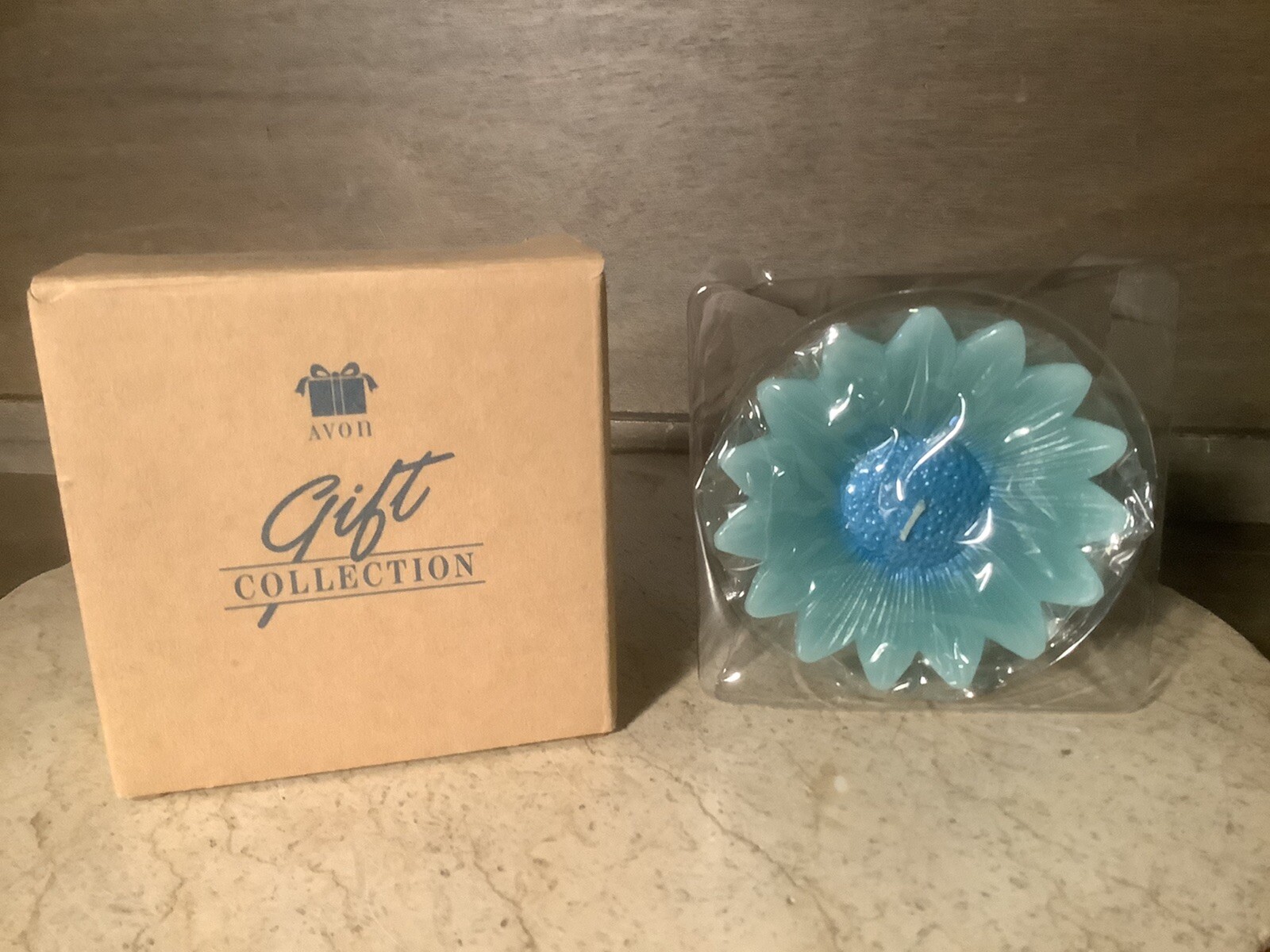 AVON GIFT COLLECTION**FLOATING FLORAL CANDLE BLUE NIB 1997