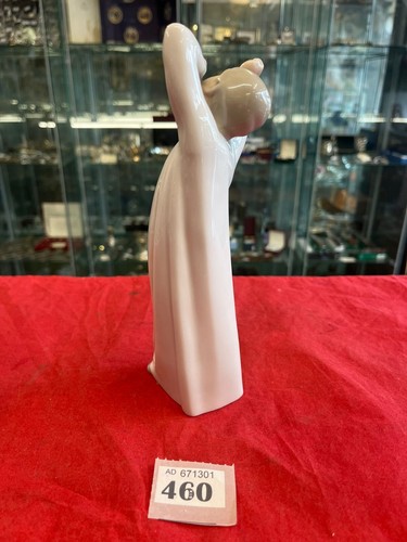 Lladro L4870 Boy in Nightgown Yawning Porcelain Figurine Home Decorative - Picture 3 of 5