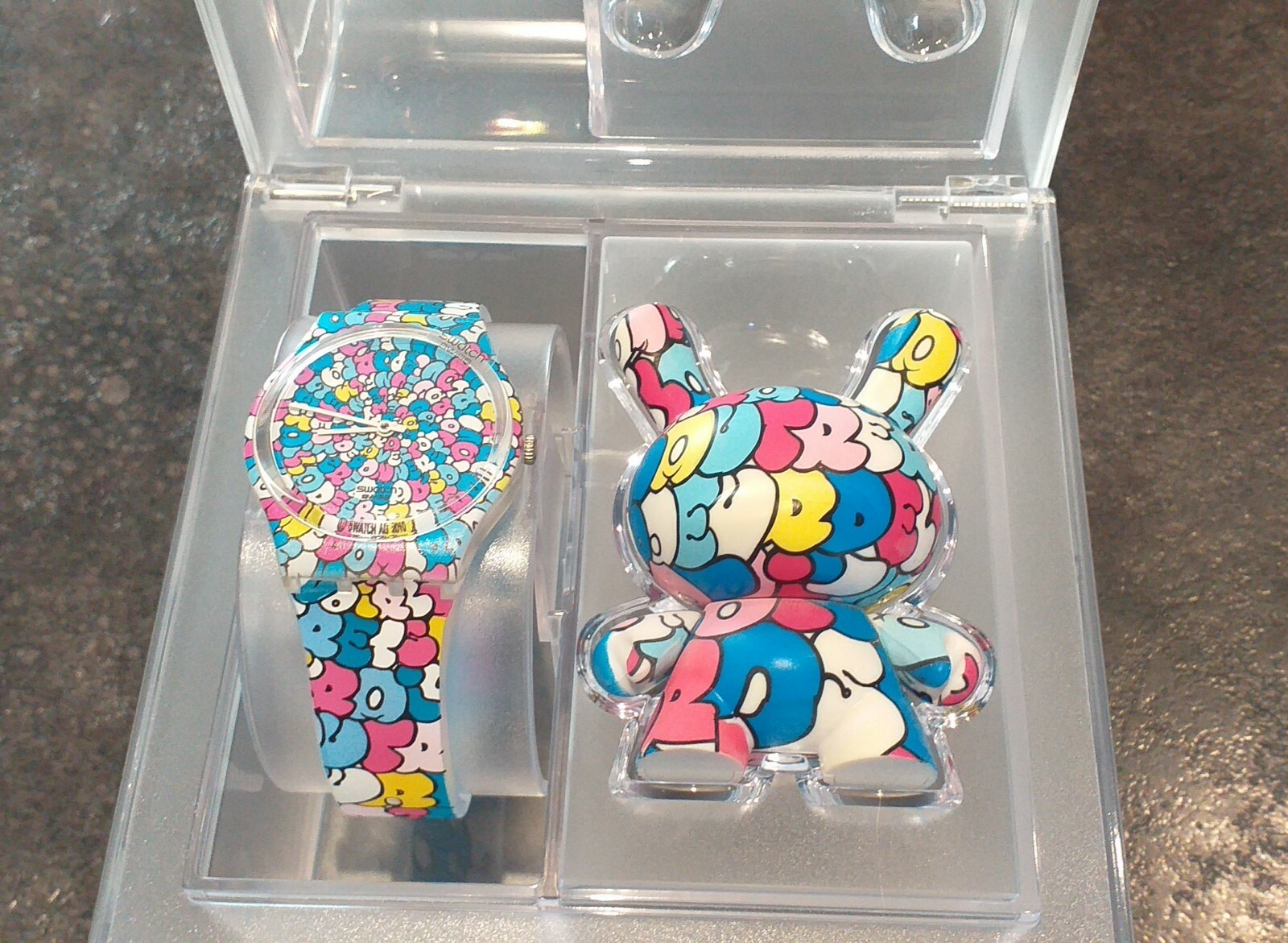 Montre Swatch GE32 Kidrobot x Tilt coffret Deluxe avec Dunny