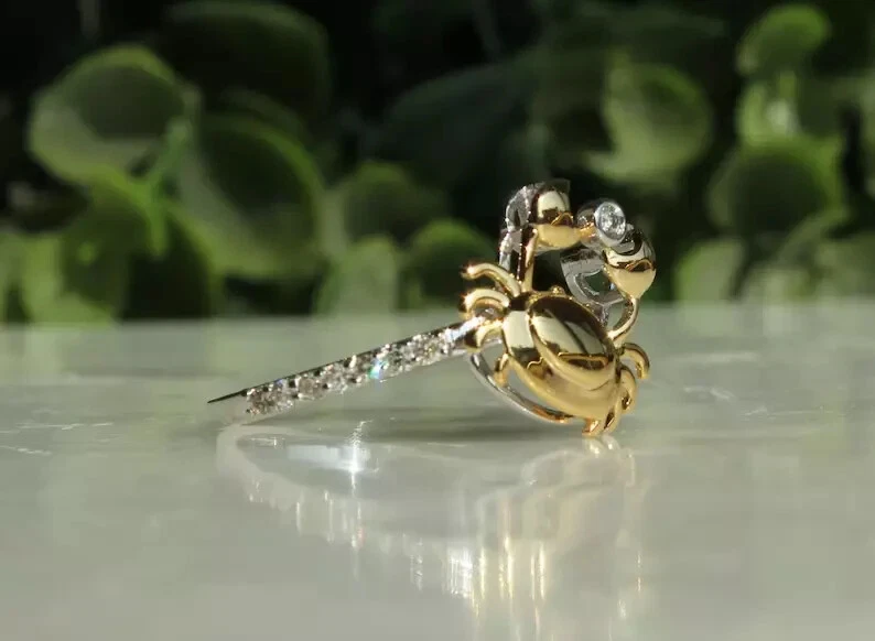 Anillo de regalo de cangrejo de diamantes simulados de corte redondo de 2,5 quilates enchapado en oro de 2 tonos de 14 k plateado Foto 2 de 4