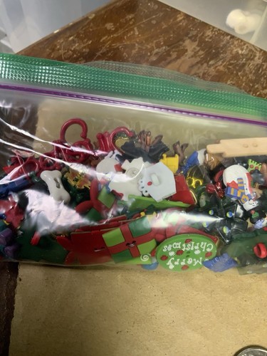 Basteln verschiedene Weihnachtsknöpfe und Verzierungen