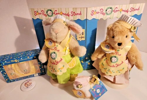 MUFFY VANDERBEAR "SOURPUSS LEMONADE STAND" W/HOPPY, MUFFY, PURRLIE, GLASSES